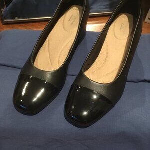 Clark's Ladies US size 9 Black Patent Leather Toed Flats